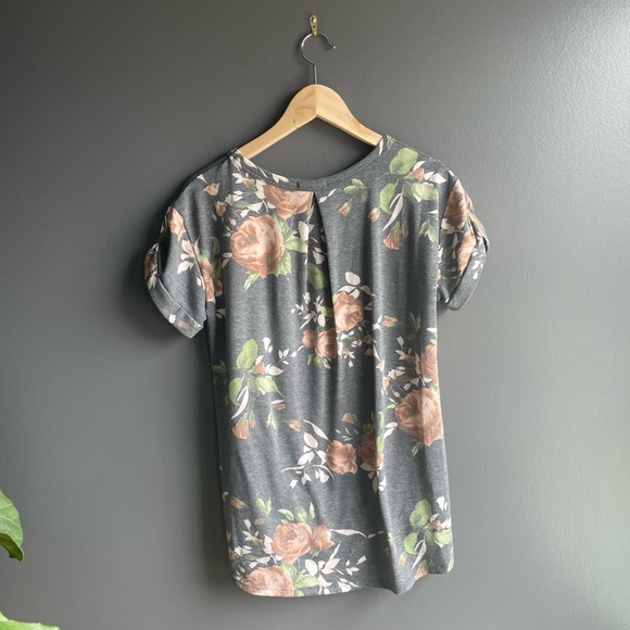 12PM by Mon Ami Gray Floral Tee Shirt Top With Front Pocket - Picture 3 of 4